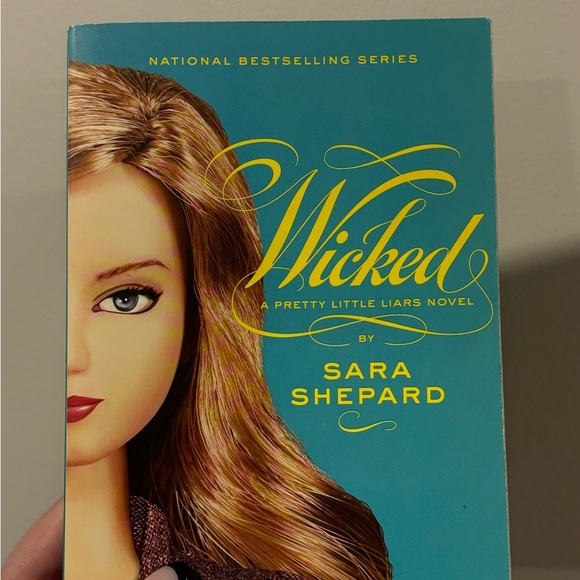 Pretty Little Liars “Wicked” Book - Picture 2 of 5